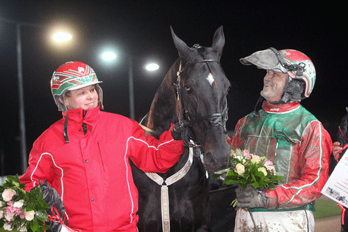 Classic Grand Cru sagde farvel til Jens de Rosche, Steen Juul og det danske travpublikum lรธrdag aften pรฅ Lunde. Foto Martin Timm Holmstav