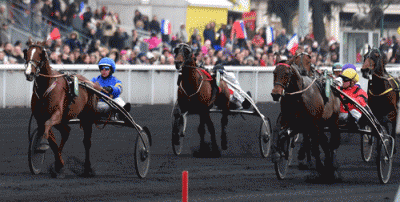 Lionel med รrjan Kihkstrรถm gรฅr let forbi Bolld Eagle med Franck Nivard og vinder Prix de Paris. Foto Gerard Fornbi