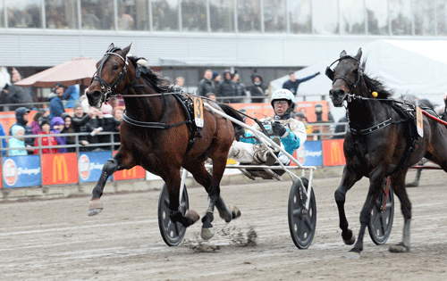 Propulsion stiomer frem i andet spor og vuinder i flotte 1.11.2 foran  Je T'Aime Express. Foto Kanal 75