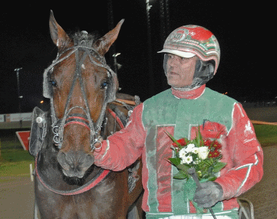 Locarno med Steen Juul efter mandagens sejr pรฅ Halmstad. Foto Halmstadtravet