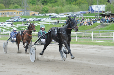 Jomo Cash vandt let