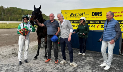 Galopjockeys på travbane