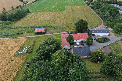 Landejendom med træningsbane til salg