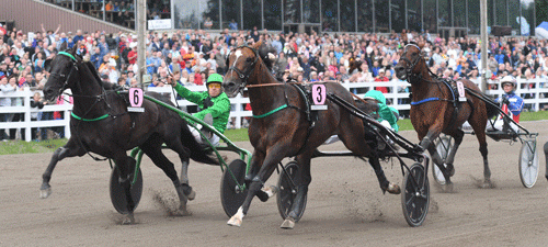 Indvendigt klarer Un Mec døHeripre med Ôrjan Kihlström sig først i mpl i St Michels Race foran udvendige Univers de Pan med Phiippe Daugeard. Foto Gerard Forni