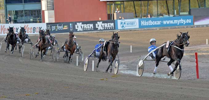 Magiccarpertride med Erik dielsson på vej mod sejren i Silverdivisionen. Kanal 75