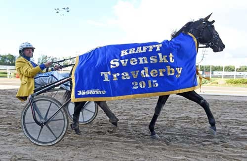Conway Hall-sønnen Conlight ås med Erik Adielsson efter derbysejren, Foto Kanal 75