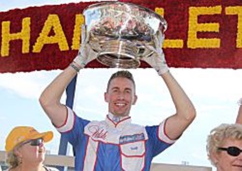 Scott Zeron med Hambletonian-trofæet - Foto: Lisa Photo