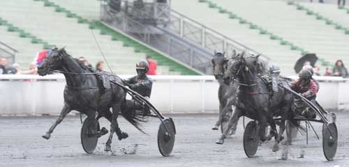 Akim du Cap Vert med Franck Anne flyver frem til sejr. Anna Mix på andnepladsen er i inderbanen og ikke med på foto, men det er tredjehesten Village Mystic. Foto Gerard Forni