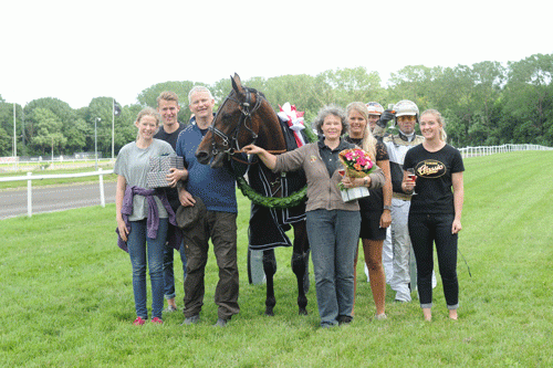 Peter og Lone Rasmussen og deres bรธrn flankerer Amulet efter sejren i Hoppe Grand Prix. Foto Ole Hindby