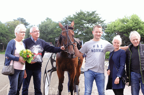 Glæde i vindercirklen efter Anbgelinas sejr . og ikke mindst træner Kaj Jensen (h) var glad. Foto Martin Timm Holmstav