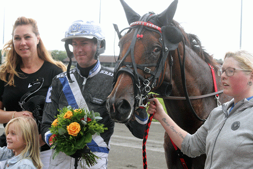 Jeanette Hansen fra Panamera Racing var i vindercirkel to gange . her efter Awesome Annies sejr for Christoffer Eriksson. Foto Martin Tmm Holmstav