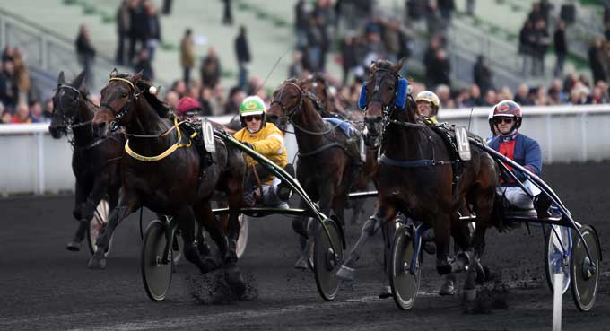 TExas Charm med Julien Dubois afviser Uhlan du Val . udvendigt ses Ready Cash, der var nummer otte over mål. Foto Gerard Forni.