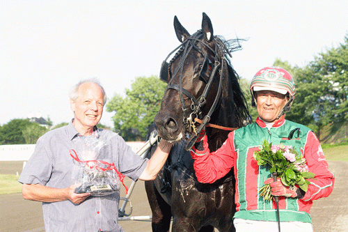 Bandit Brick med en repræsentant for Stald Pimax samt Steen Juul efter den seneste sejr. Foto Martin Timm Holmstav
