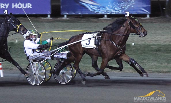 Bee a Magacian vinder foran den skjulte Classic Martine.