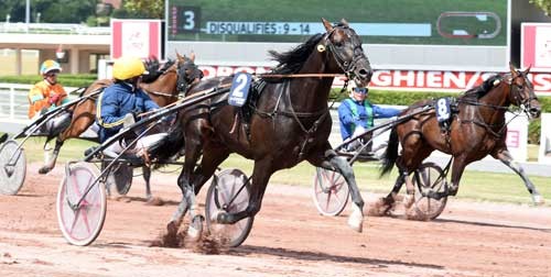 Bird Parker med Jos. Verbeeck vinder sikkert foran inderbanens Brillantissime og Billie de Montfort. Foto Gerard Forni
