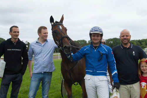 Marc Bæk Nielsen efter en sejr med Blowmywhistle - Foto: KM Foto