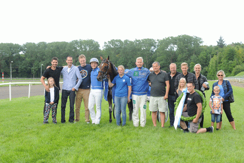 Der var trængsel omkring Blowmywhistle efter sejren i Jydsk 3-årings Hoppe Grand Prix. Foto Ole HIndby