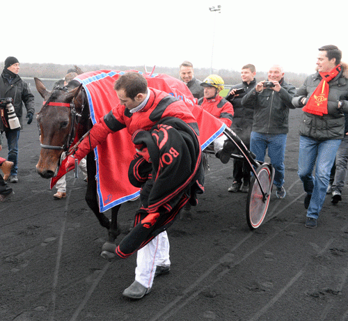 Franck Nivrad med Bild Eaglke efter sejren i sรธndagens Prix de Belgique. Foto Gerard Forni