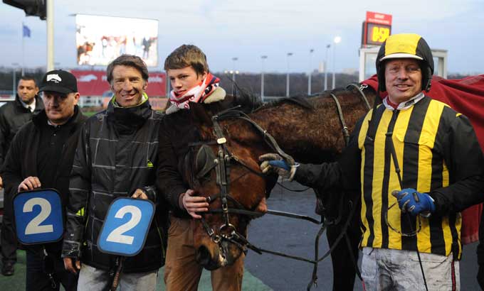 Buck Boko  og Stefan Lind-Holm med repræsentanter for hesten efter sejren. Foto Gerard Forni
