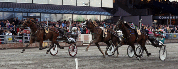 Canaka BF med Ulf Ohlsson slutter bedst af ude i banen og vinder EM for hopper foran Prussia og She Loves You. Foto Gerard Forni