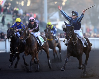 Jublende passerer Matthieu Abrivard pรฅ Bellissima France mรฅlstregen i Prix de Cornulier. Foto Gerard Forni