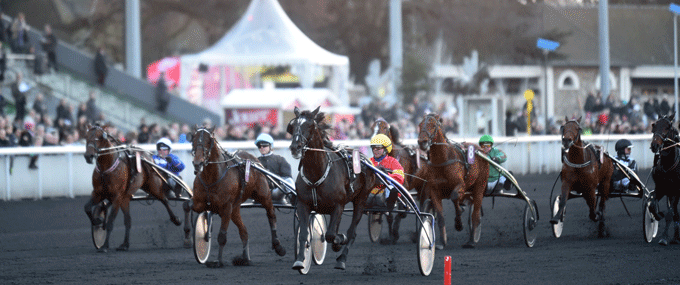 Chelsea Boko vinder sikkert foran Ustinof du Vivier, mens Repay Merci ude i banen spurter frem til en tredjeplads. Foto Gerard Forni