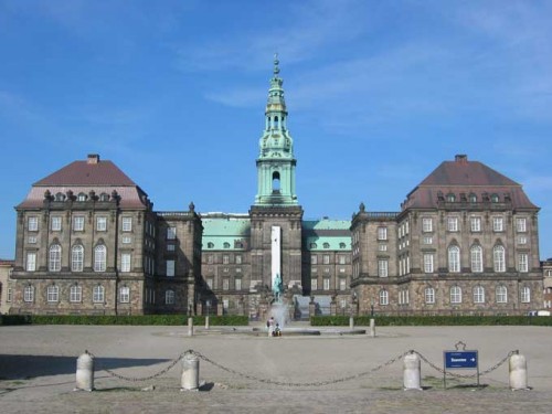 Kun Christiansborg har løsningen på trav og galopsprtens problemer!