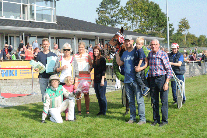 Efter auktionsløbet, hvir Angelina vandt sikkert. Foto Ole Hindby