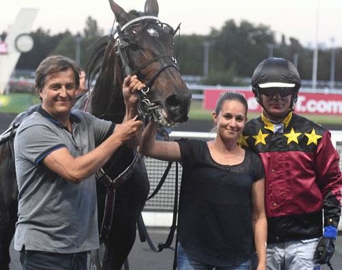Fabrice Souloy med King Sir Kir efter sejren fredag aften på Vincennes. Foto Gerard Forni