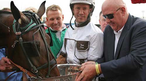 JOhn Field, der er en ejerne i sรฅvel Pinkman som Wild Honey sammen med Brian Sears, Jimmy Takter og Pinkman efter Hambletonian-sejren Foto Kanal75
