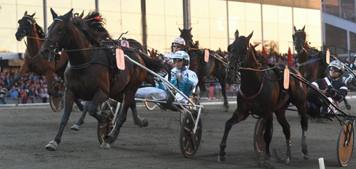 Propulsion med Ôrjan Kihlström speeder forbi længe førende Mosaique Face med Adrian Kolgjini. Foto Gerard Forni