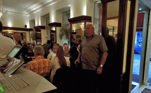 En af ildsjælene i Stald KTAS , Jan Pedersen (stående) faldt over en løs ledning på gulvet og flækkede sin knæskal. Foto stald KTAS