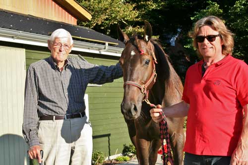 93-årige JensGrøn med Bruce Simoni og træner Frantz Praem