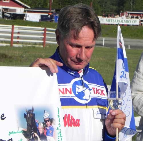 Jorma Kontio var synligt rørt, da han bkev hædret for sin sejr nummer10.000 Foto Illka Nisula