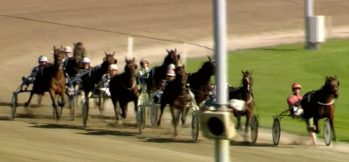 Bag lysmasten er Steen Juul ved at trække Neo Holmsmnde udi andet spor, Ophoto Brogård ligger lige efter!. På intet tidspunkt standser Bent Svendsen sin drivning