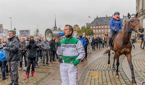 Kenneth Nielsen greb megafonen på Slotsplasdsen i torsdags og talte travsportens sag.