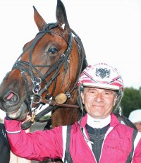 Princess Face med sin opdrætter og træner Lutfi Kolgjini. Foto Kanal 75