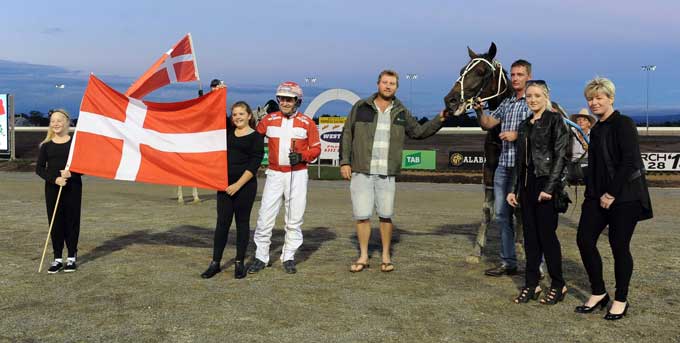 Både Birgitte og Mischelle Mønster var med til at stråle omkap med Knud efter sejren. Foto Gerard Fprni