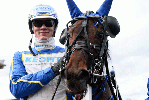 Mads Hviid Nielsen med Tumble Dryer efter sejren til små 20 gange pengene. Foto Kanal 75