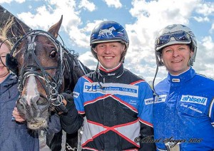 All smiles- trรฆner Anders Pedersen og Erik Adielsson efter Magiccarpetrides sejr i Copenhagen Open.