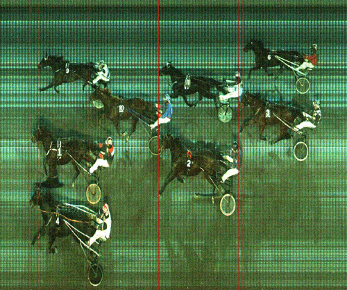 Der var kamp til stregen i 6. løb hvor inderbanens Nagini med Nicolaj Andersen akkurat når målstregen først,