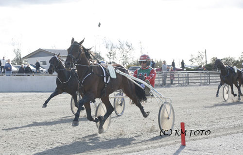 New Photo Guy   her med Steen Juul.