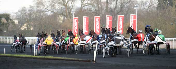 Nedad bakken er Mosaique Face i spids - Voltigeur du Myrt ligger midt i feltetog kendes på sin røde ørehætte. Foto Gerard Foto.