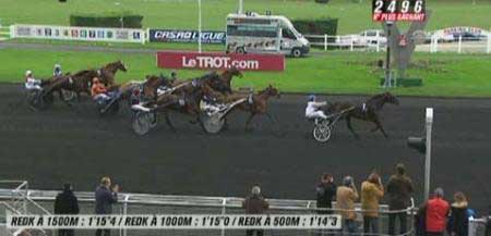 Udo's Oiler vinder sikkert til små 30 gange pengene. Bemærk Rocky PH med rød/hvid kusk, der er den sidste heste på billedet, på dette tidspunkt ikke er nået forbi Alfas da Vinci