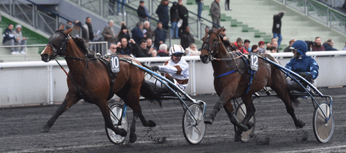 Udvendige Bolero Love med Franck Nivard nedkæmper Amiral Sacha med Gabriele Gelormini i Prix de Selection. Foto Gerard Forni