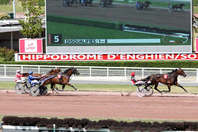 Robert Bi vinder sikkert Prix de Washington. Foto Scoop Dyga.