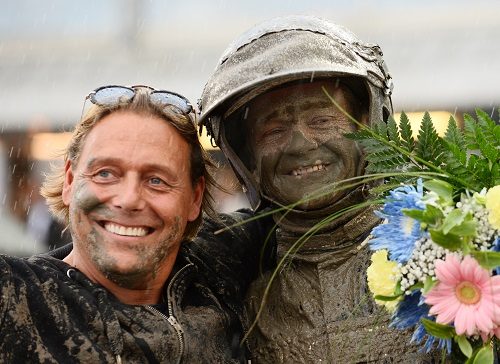 Det er ikke til at se det for mudder, men det er altså Per Lennartsson efter en sejr lørdag på Åby - Foto: Kanal75.se