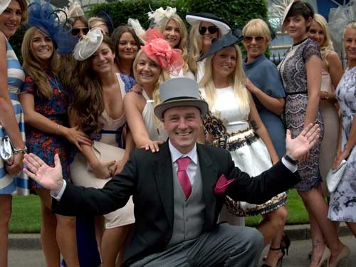 Peter Ingemann var i jacket og hæj hat på Royal Ascot i udsendelsen Stærst på TV2. Foto TV2