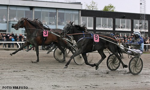 FRode Hamre vionder DM for Hopper med Premance Simoni, men må af med 7.000 kroner til bvødekassen.