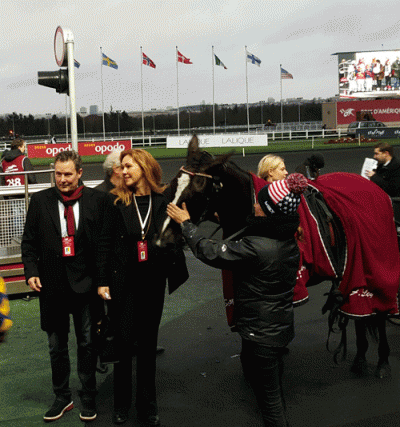 Jeanette og Jens Hansen med Red Rose America efter en pรฅ Vincennes